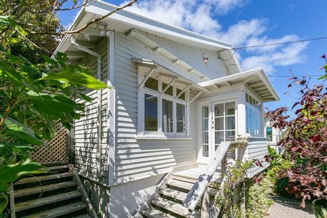 Photo of property in 102 Nevay Road, Karaka Bays, Wellington, 6022