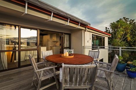 Photo of property in 21 Denholm Road, Hospital Hill, Napier, 4110