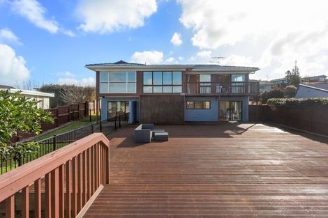 Photo of property in 35 Chatswood Grove, Chatswood, Auckland, 0626