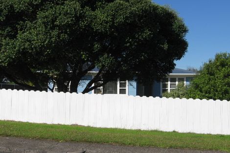 Photo of property in 4 Mayburn Road, Te Atatu Peninsula, Auckland, 0610