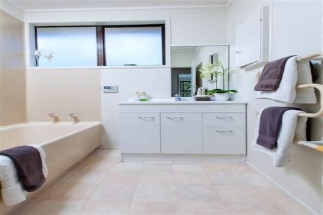 Photo of property in 1/24 Merton Avenue, Glenfield, Auckland, 0627