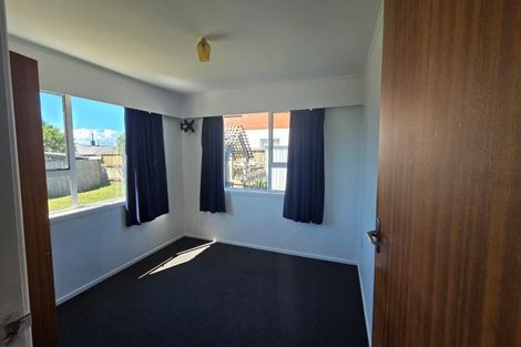 Photo of property in 2/7 Sylvan Crescent, Te Atatu South, Auckland, 0610
