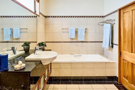 Photo of property in 76 The Crescent, Roseneath, Wellington, 6011