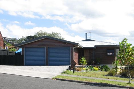 Photo of property in 2/16 Matisse Drive, West Harbour, Auckland, 0618