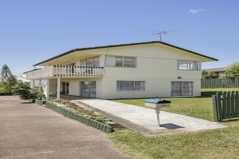 Photo of property in 18 Roick Parade, Glen Eden, Auckland, 0602