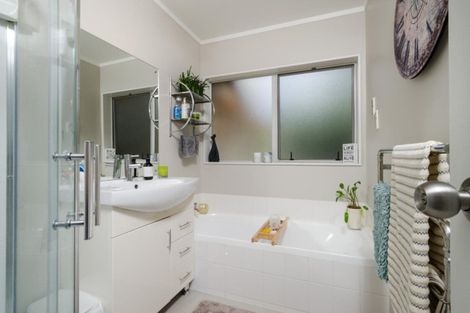 Photo of property in 45 Waimoko Glen, Swanson, Auckland, 0612