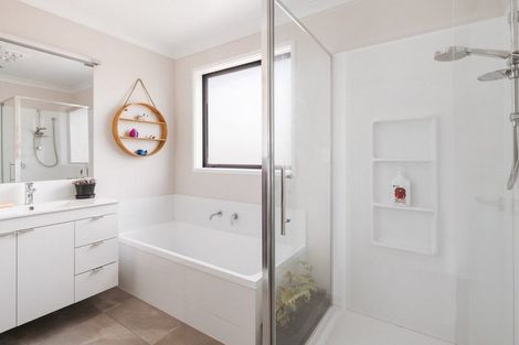 Photo of property in 4r Estates Terrace, Welcome Bay, Tauranga, 3175