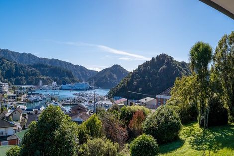 Photo of property in 18 Seaview Crescent, Picton, 7220