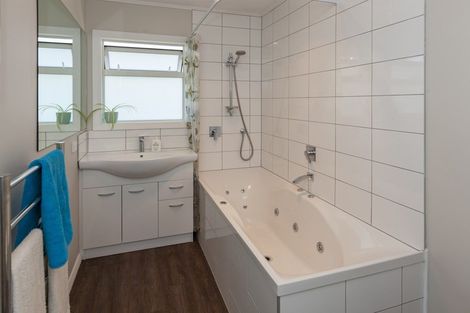 Photo of property in 9 Nugget Grove, Raumati Beach, Paraparaumu, 5032