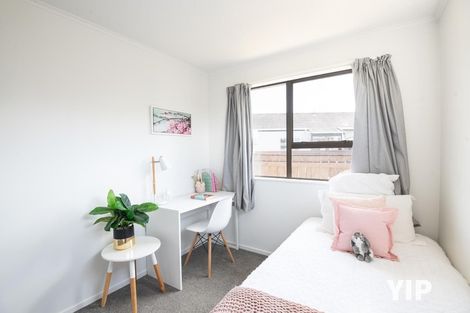 Photo of property in 27 Evesham Place, Newlands, Wellington, 6037