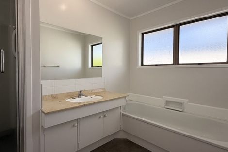 Photo of property in 8 Jillteresa Crescent, Half Moon Bay, Auckland, 2012