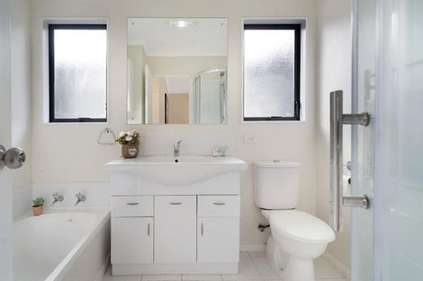 Photo of property in 124a Golf Road, New Lynn, Auckland, 0600