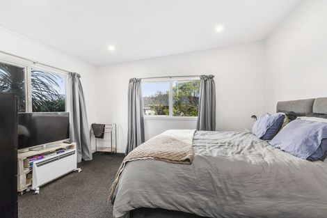 Photo of property in 28 Arahanga Grove, Maupuia, Wellington, 6022