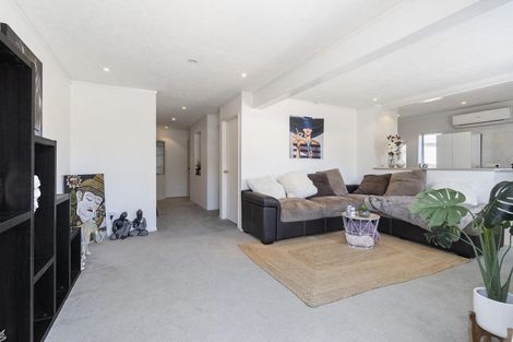 Photo of property in 35 Cyclarama Crescent, Massey, Auckland, 0614