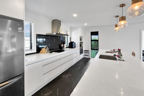 Photo of property in 2 Gibraltar Way, Fitzherbert, Palmerston North, 4410