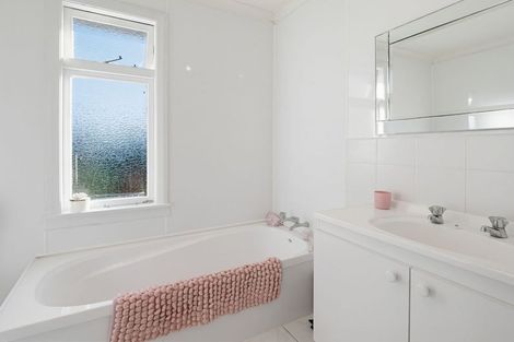 Photo of property in 32 Botanical Road, Takaro, Palmerston North, 4412