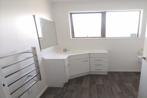 Photo of property in 2 Lansdown Place, Papakura, 2110