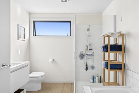 Photo of property in 5 Mount Creighton Crescent, Wanaka, 9305