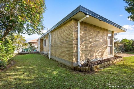 Photo of property in 32 Heversham Place, Glendene, Auckland, 0602
