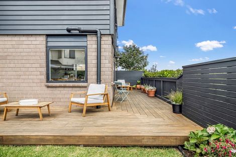Photo of property in 1 Nga Waka Place, Mangere, Auckland, 2022