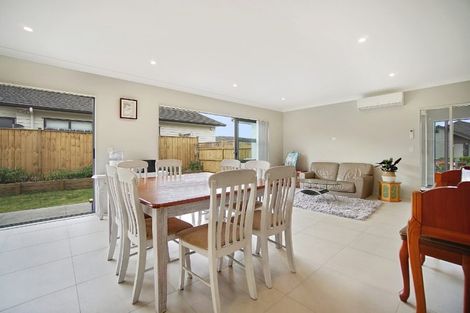 Photo of property in 14 Gelderland Way, Karaka, Papakura, 2113