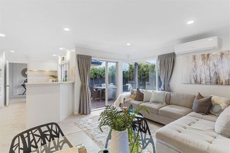 Photo of property in 15 Windsong Court, Northpark, Auckland, 2013
