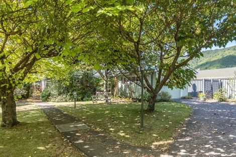 Photo of property in 52 Rewarewa Crescent, Waikanae, 5036