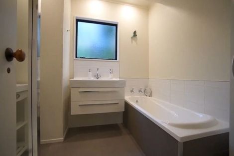 Photo of property in 2/36 Greenvalley Rise, Glenfield, Auckland, 0629
