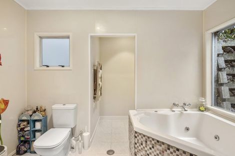 Photo of property in 140a Queens Drive, Lyall Bay, Wellington, 6022