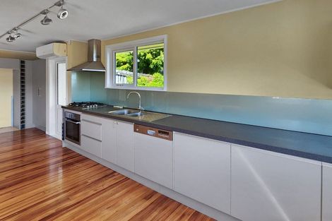 Photo of property in 35 Poto Road, Normandale, Lower Hutt, 5010