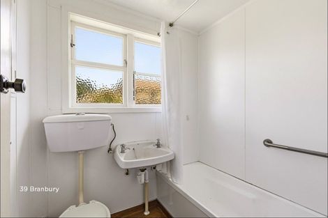 Photo of property in 39 Banbury Crescent, Fairfield, Hamilton, 3214