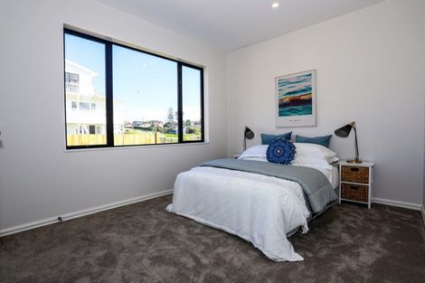 Photo of property in 21 Merv Clarke Lane, Massey, Auckland, 0614