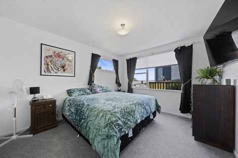 Photo of property in 27 Griffiths Grove, Newlands, Wellington, 6037