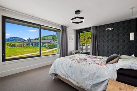 Photo of property in 5 Diamond Lane, Wanaka, 9305