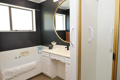 Photo of property in 28 Rewarewa Crescent, Waikanae, 5036