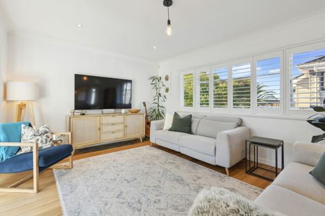 Photo of property in 1/123 Queen Street, Northcote Point, Auckland, 0627