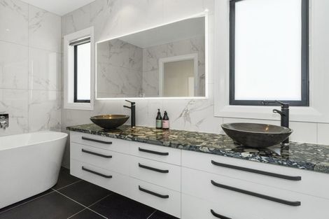 Photo of property in 10 Kerrykeel Drive, Flat Bush, Auckland, 2019
