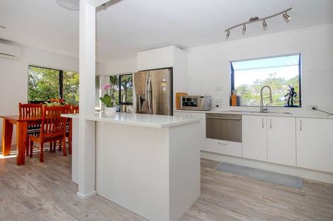 Photo of property in 1/2 Fernlea Rise, Bayview, Auckland, 0629