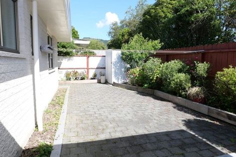 Photo of property in 28 Rewarewa Crescent, Waikanae, 5036