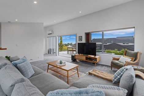 Photo of property in 18 Ridge Road, Waiake, Auckland, 0630