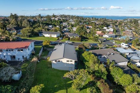 Photo of property in 11 Barker Rise, Northcross, Auckland, 0632