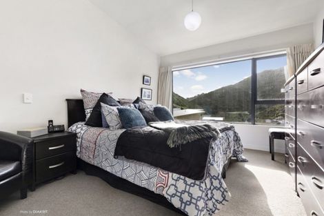 Photo of property in 11 Rarangi Way, Owhiro Bay, Wellington, 6023