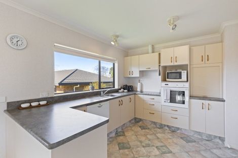 Photo of property in 2/16 Sandel Rise, Merrilands, New Plymouth, 4312