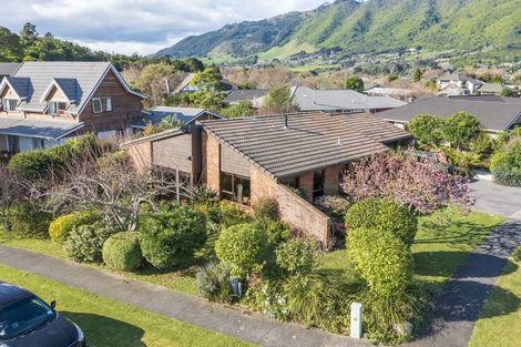 Photo of property in 1 Manu Grove, Waikanae, 5036