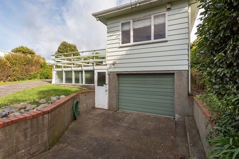 Photo of property in 8 Miles Crescent, Newlands, Wellington, 6037