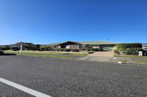 Photo of property in 2a Cedar Drive, Paraparaumu Beach, Paraparaumu, 5032