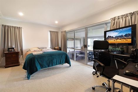 Photo of property in 21 Martin Place, Kelston, Auckland, 0602