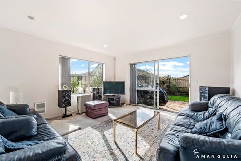 Photo of property in 32 Heversham Place, Glendene, Auckland, 0602