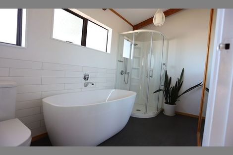Photo of property in 23 Stottholm Road, Titirangi, Auckland, 0604