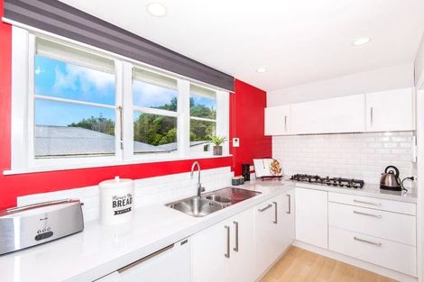 Photo of property in 37 Victory Crescent, Tawa, Wellington, 5028